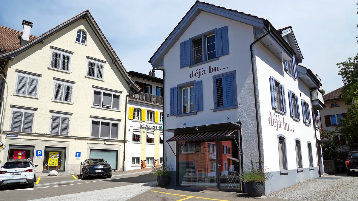 Blick auf die ehemalige Weinhandlung déjà bu von Ruth Schürch in Wetzikon. Bild aus dem Jahr 2019